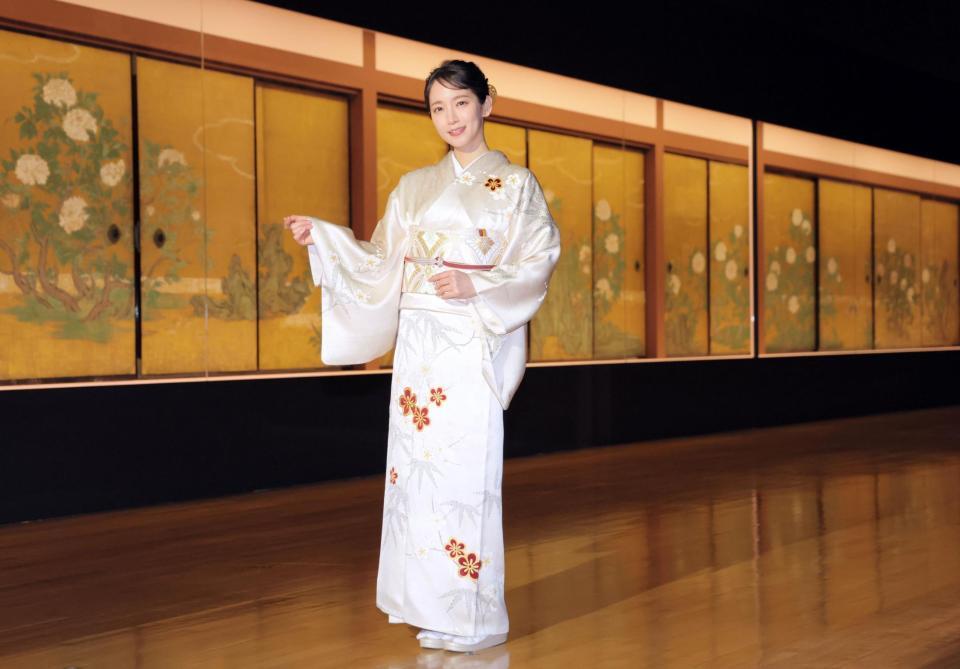 　狩野山楽の代表作「牡丹図」の前に立つ吉岡里帆（撮影・吉澤敬太）