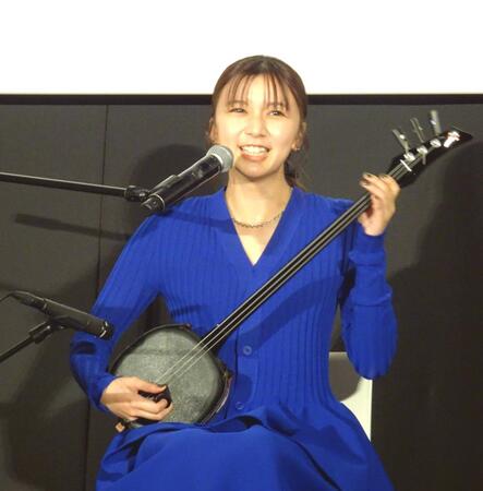 　三線を披露する上白石萌歌