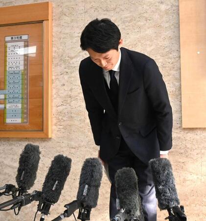 　会見を終え、深々と頭を下げる兵庫県・斎藤元彦知事（撮影・高部洋祐）