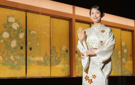 　狩野山楽の代表作「牡丹図」の前に立つ吉岡里帆（撮影・吉澤敬太）