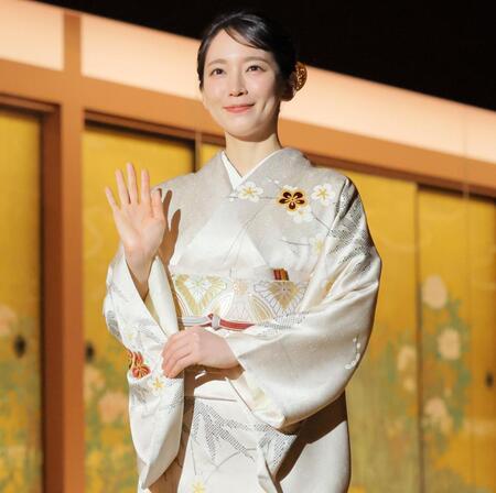 　狩野山楽の代表作「牡丹図」の前に立つ吉岡里帆（撮影・吉澤敬太）