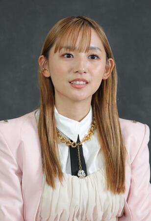 　ディズニーランドでのエピソードを話す浅川梨奈（撮影・西岡正）