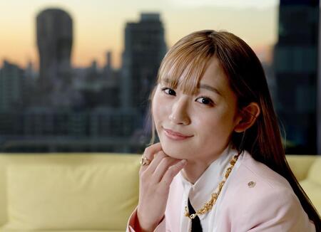 　夕焼け空を背景に笑みを浮かべる浅川梨奈（撮影・西岡正）