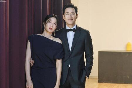 　所属事務所ｈｏｄｕエンターテインメント公式Ｆａｃｅｂｏｏｋより（左から）チョン・ヘジン、イ・ソンギュンさん夫妻