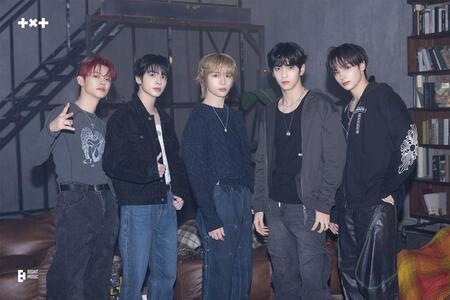 　ＴＸＴ公式Ｘ＠ＴＸＴ＿ｂｉｇｈｉｔｙより（左から）ヨンジュン、テヒョン、ボムギュ、スビン、ヒュニンカイ