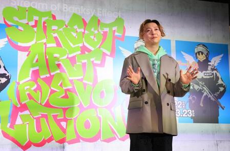 ストリートアートの展覧会で笑顔を見せる．ＥＮＤＲＥＣＨＥＲＩ．＝渋谷ストリームホール（撮影・金田祐二）