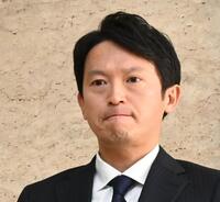 　会見の合間に厳しい表情を見せる兵庫県・斎藤元彦知事（撮影・高部洋祐）