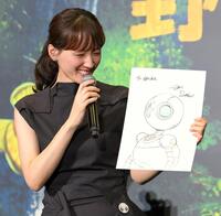 　クリス・サンダース監督から直筆のイラストをプレゼントされ、笑顔の綾瀬はるか（撮影・伊藤笙子）