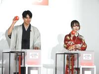 　お年玉くじ抽選会に臨んだ中川大志（左）と本田望結