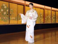 　狩野山楽の代表作「牡丹図」の前に立つ吉岡里帆（撮影・吉澤敬太）