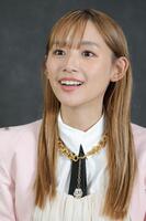 　インタビューに答える浅川梨奈（撮影・西岡正）