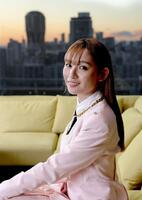 　夕焼け空を背景に笑みを浮かべる浅川梨奈（撮影・西岡正）