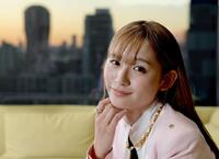 　夕焼け空を背景に笑みを浮かべる浅川梨奈（撮影・西岡正）