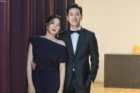 　所属事務所ｈｏｄｕエンターテインメント公式Ｆａｃｅｂｏｏｋより（左から）チョン・ヘジン、イ・ソンギュンさん夫妻