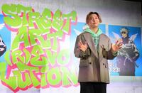 ストリートアートの展覧会で笑顔を見せる．ＥＮＤＲＥＣＨＥＲＩ．＝渋谷ストリームホール（撮影・金田祐二）