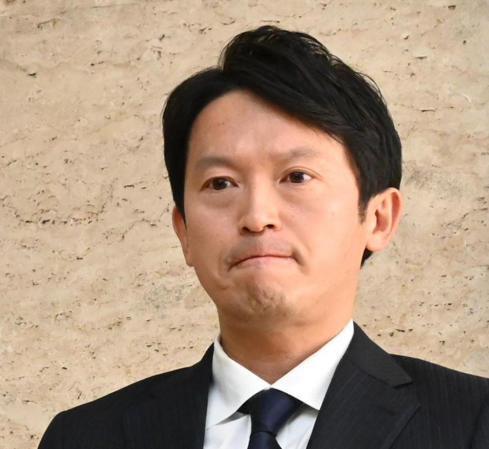 　会見の合間に厳しい表情を見せる兵庫県・斎藤元彦知事（撮影・高部洋祐）