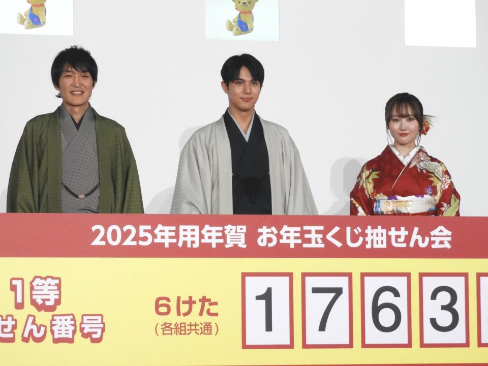 　和装姿で登場した（左から）千原ジュニア、中川大志、本田望結