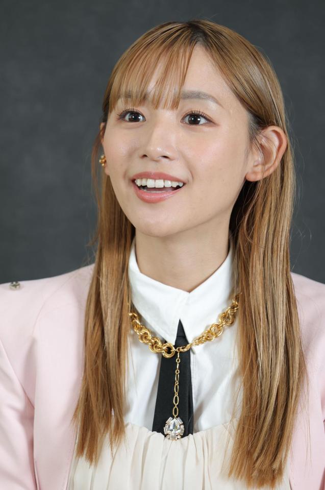 　インタビューに答える浅川梨奈（撮影・西岡正）