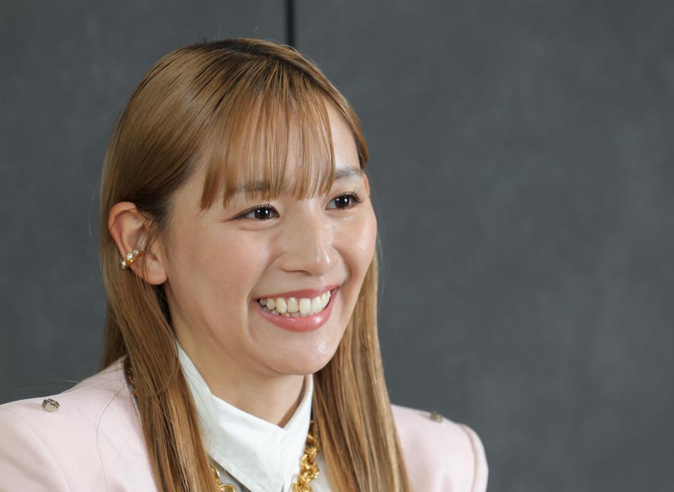 　笑顔で２０２４年を振り返った浅川梨奈（撮影・西岡正）