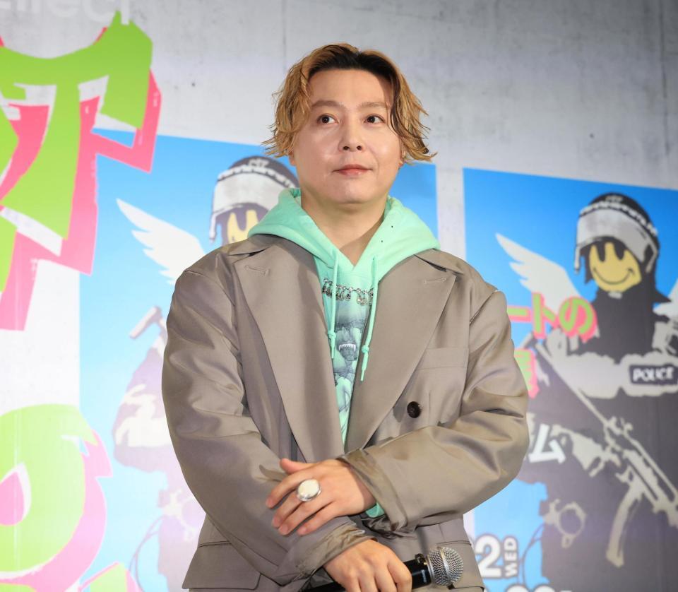 　登壇した．ＥＮＤＲＥＣＨＥＲＩ．（撮影・金田祐二）