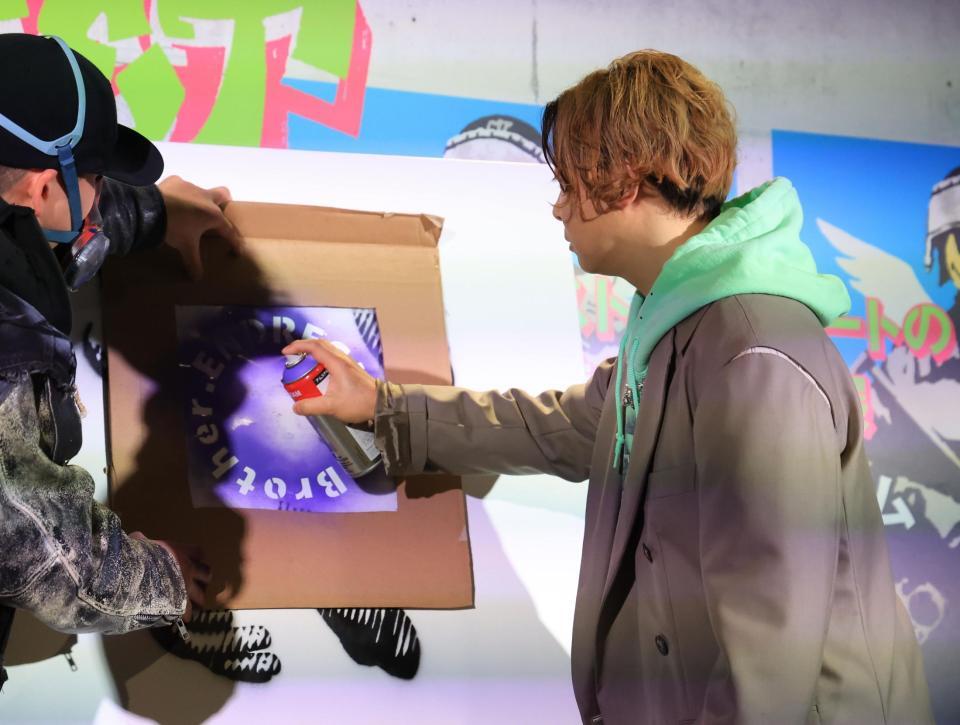 　スプレーで名前を入れる．ＥＮＤＲＥＣＨＥＲＩ．（撮影・金田祐二）