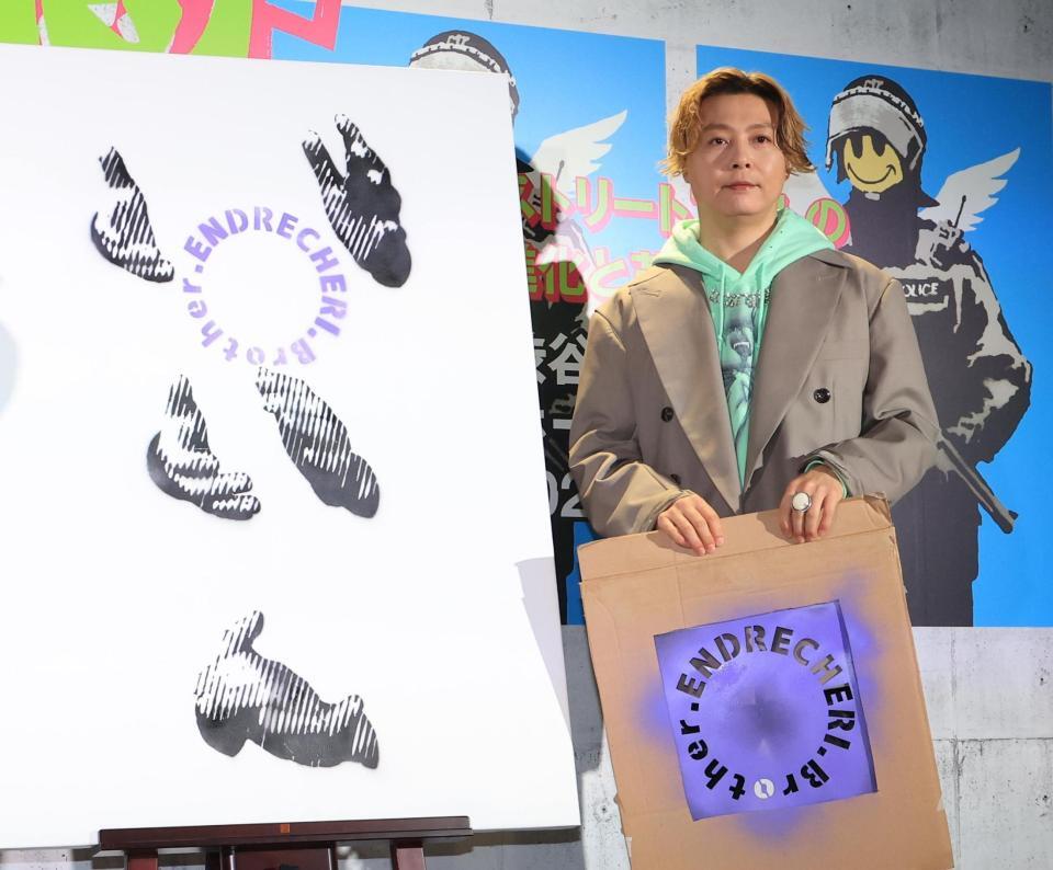 　ＪＩＫＫＥＮＲＡＴさんの作品にスプレーで名前を入れた．ＥＮＤＲＥＣＨＥＲＩ．（撮影・金田祐二）