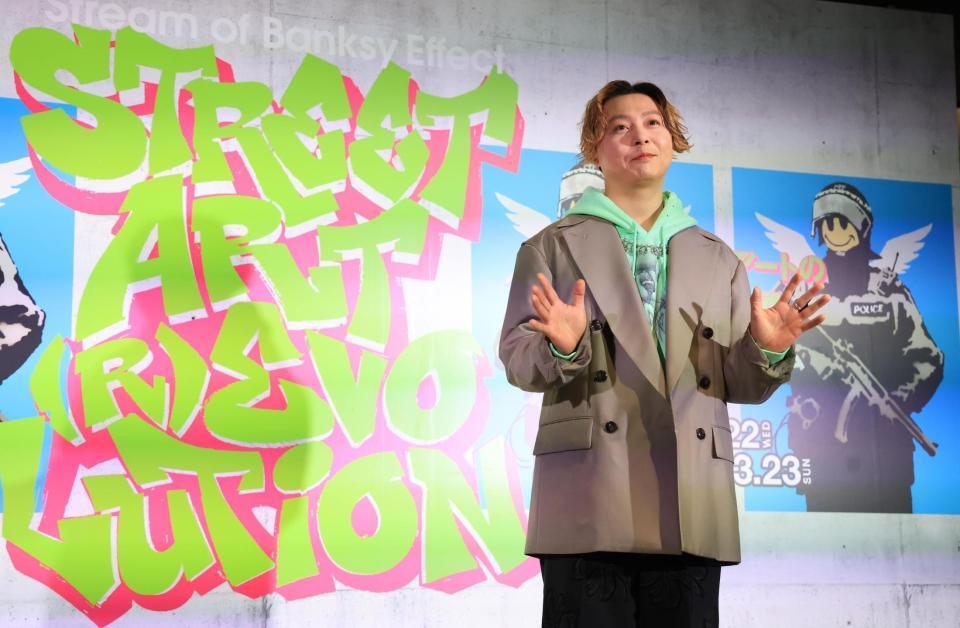 ストリートアートの展覧会で笑顔を見せる．ＥＮＤＲＥＣＨＥＲＩ．＝渋谷ストリームホール（撮影・金田祐二）