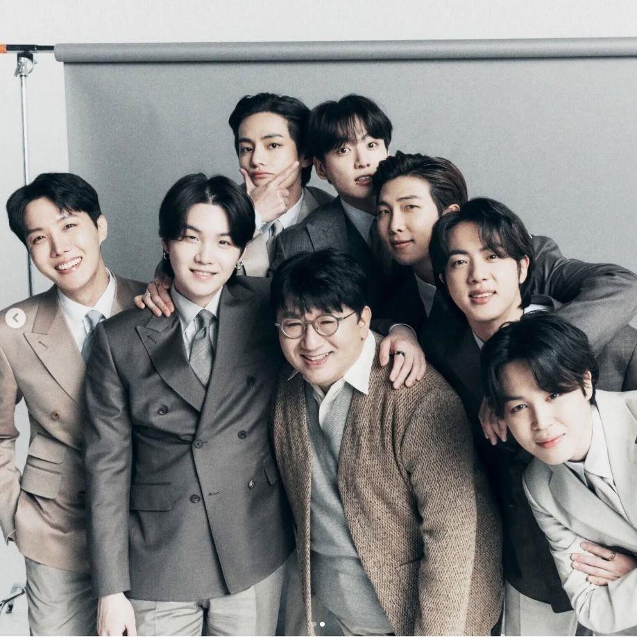 　バン・シヒョク会長の公式インスタグラム＠ｈｉｔｍａｎｂ７２より　ＢＴＳに囲まれるバン会長（中央）