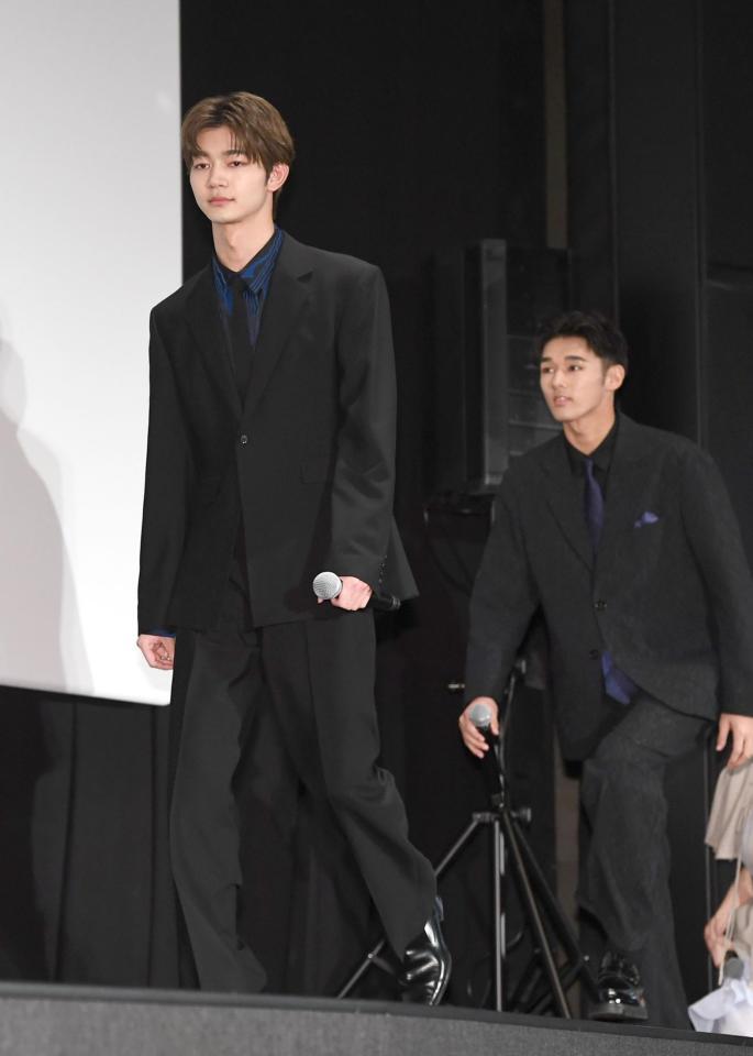 　登壇する吉澤要人（左）と木下暖日（撮影・園田高夫）