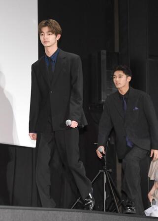 　登壇する吉澤要人（左）と木下暖日（撮影・園田高夫）