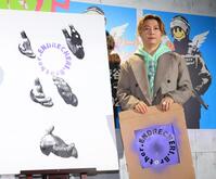 　ＪＩＫＫＥＮＲＡＴさんの作品にスプレーで名前を入れた．ＥＮＤＲＥＣＨＥＲＩ．（撮影・金田祐二）