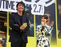 　トークで笑顔の阿部寛（左）と生見愛瑠（撮影・金田祐二）