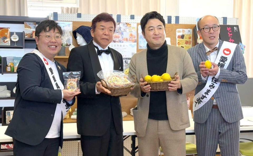 　ソーセージの発表会見を行った村上ショージ（左から２人目）と水田信二（同３人目）