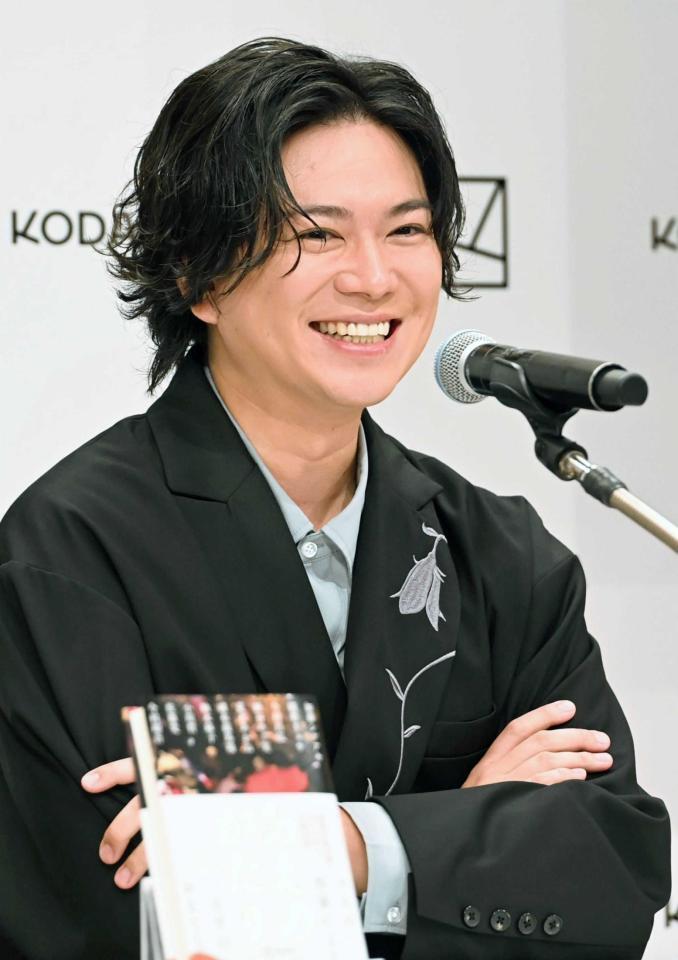 　会見で笑顔を見せる加藤シゲアキ（撮影・棚橋慶太）