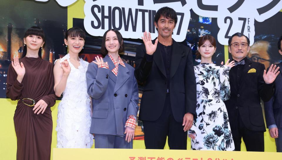 　笑顔で手を振る（左から）かしゆか、あ～ちゃん、のっち、阿部寛、生見愛瑠、吉田鋼太郎（撮影・金田祐二）