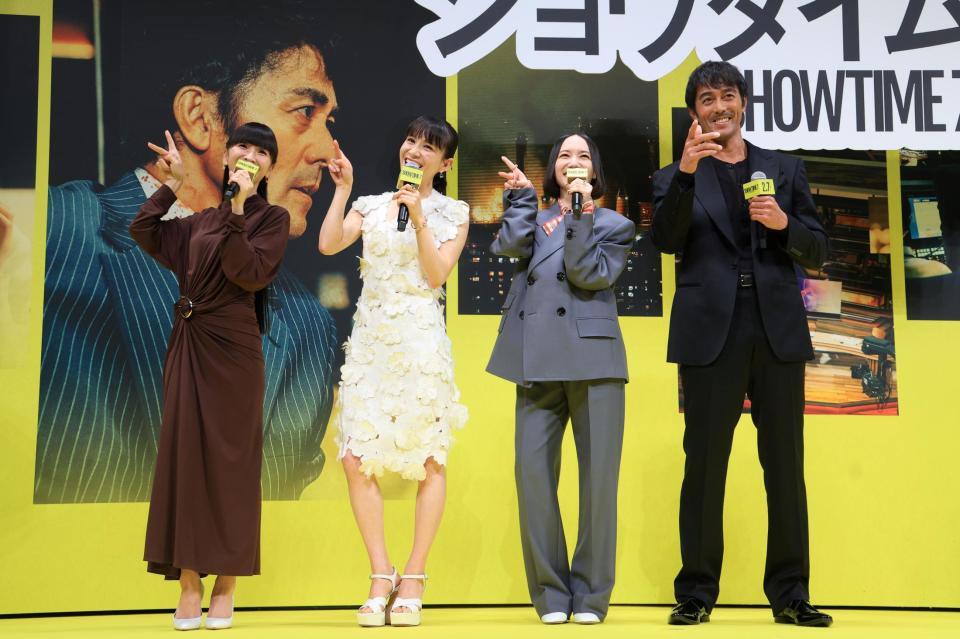 　（左から）かしゆか、あ～ちゃん、のっちと一緒にＰｅｒｆｕｍｅスタイルの自己紹介をする阿部寛（撮影・金田祐二）