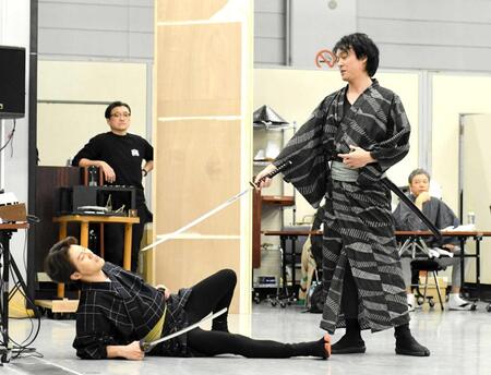 　入野自由（左）を相手に殺陣を披露する丸山隆平。右後方は板尾創路