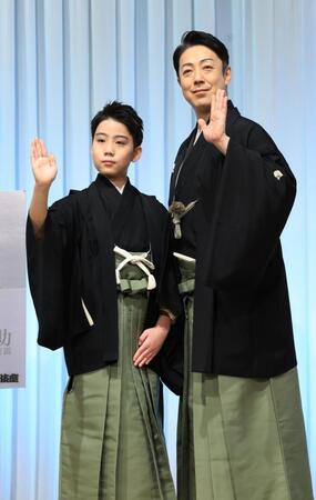 　親子で登壇した尾上菊之助（右）、尾上丑之助（撮影・金田祐二）