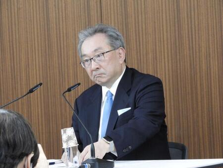 　マイクの前で受け答えした民放連会長でフジテレビ副会長の遠藤龍之介氏