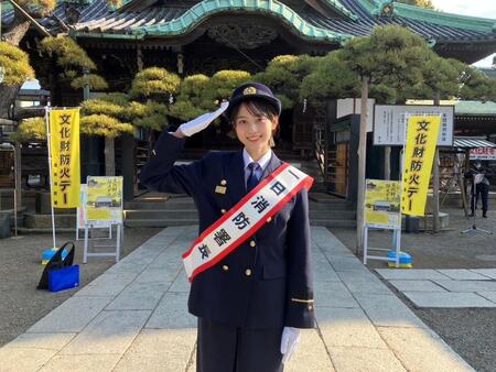 　一日消防署長に就任して制服姿で敬礼をする平美乃理