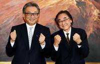 ガッツポーズ決めるフジ・メディア・ホールディングスの次期代表取締役社長の金光修氏（右）とフジテレビの次期代表取締役社長の遠藤龍之介氏＝２０１９年６月