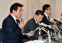 　会見で厳しい表情を見せる関東学生アメリカンフットボール連盟の（左から）森本啓司専務理事、柿沢優二理事長、寺田昌弘監事＝１８年５月