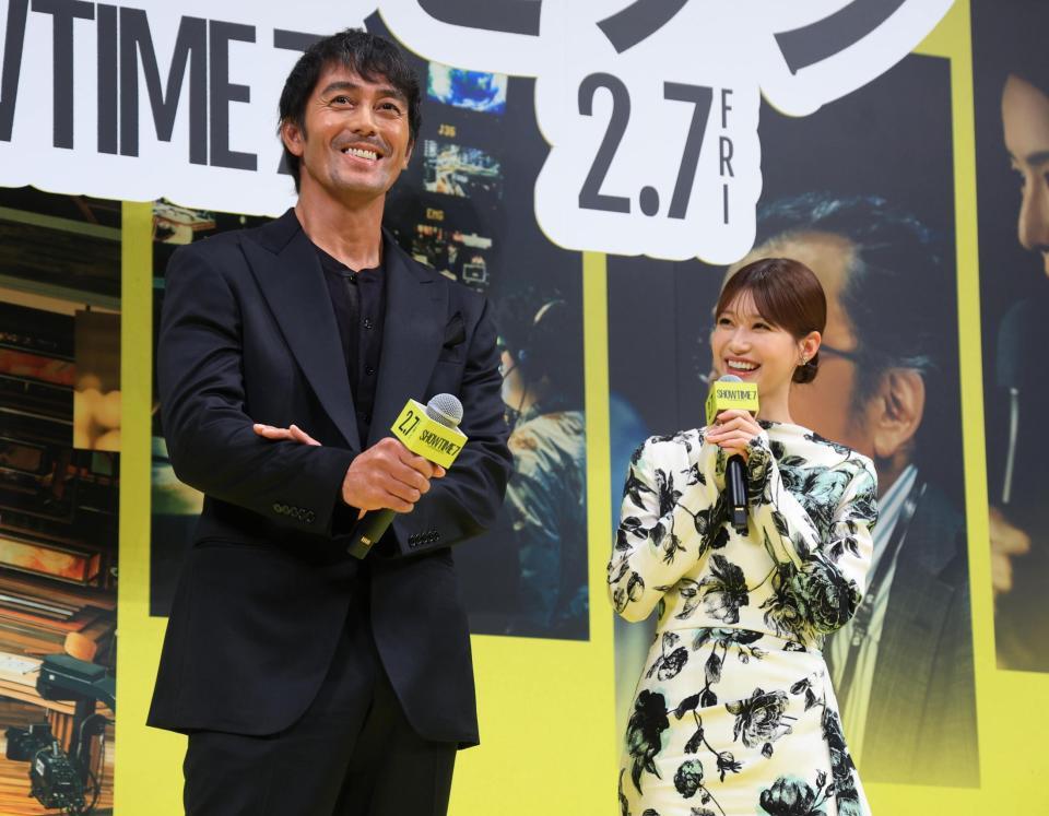 　トークで笑顔の阿部寛（左）と生見愛瑠（撮影・金田祐二）