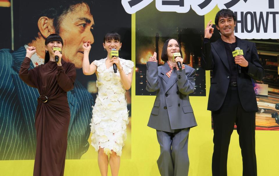 　（左から）かしゆか、あ～ちゃん、のっちと一緒にＰｅｒｆｕｍｅスタイルの自己紹介をする阿部寛（撮影・金田祐二）