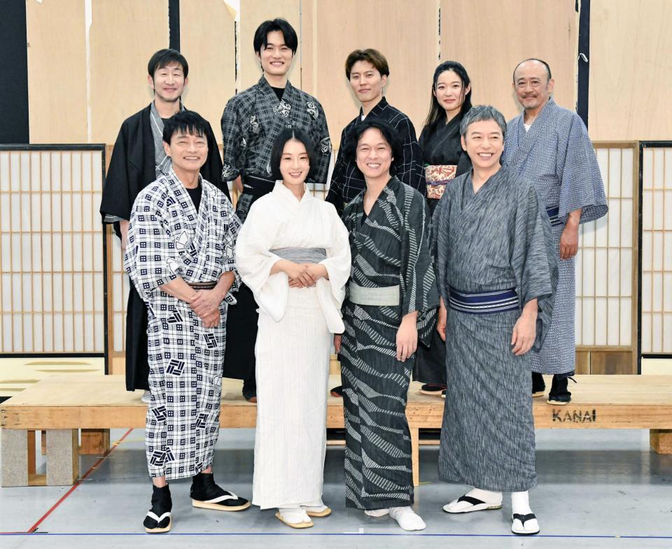 　（前列左から）神保悟志、玄理、丸山隆平、板尾創路（後列同）矢柴俊博、入江甚儀、入野自由、藤野涼子、佐藤誓