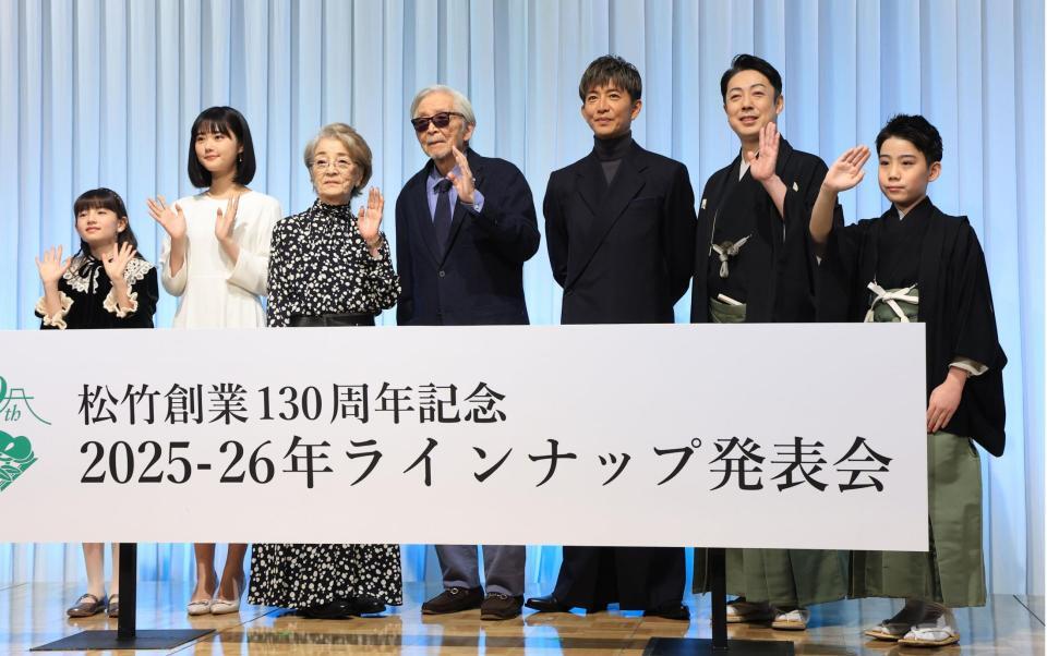 　ラインナップ発表会に出席し笑顔の（左から）マイカ・ピュ、原菜乃華、倍賞千恵子、山田洋次監督、木村拓哉、尾上菊之助、尾上丑之助（撮影・金田祐二）