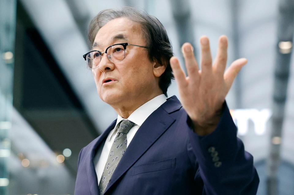 　記者の質問に答えるフジ・メディアＨＤの金光修社長