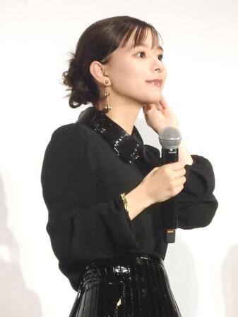 　落下したイヤリングをつけ直す芳根京子