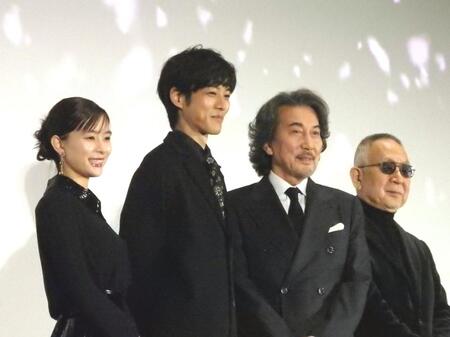 　（左から）芳根京子、松坂桃李、役所広司、小泉堯史監督