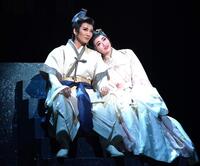 　星組『にぎたつの海に月出づ』の極美慎（左）と詩ちづる＝宝塚バウホール（撮影・高部洋祐）